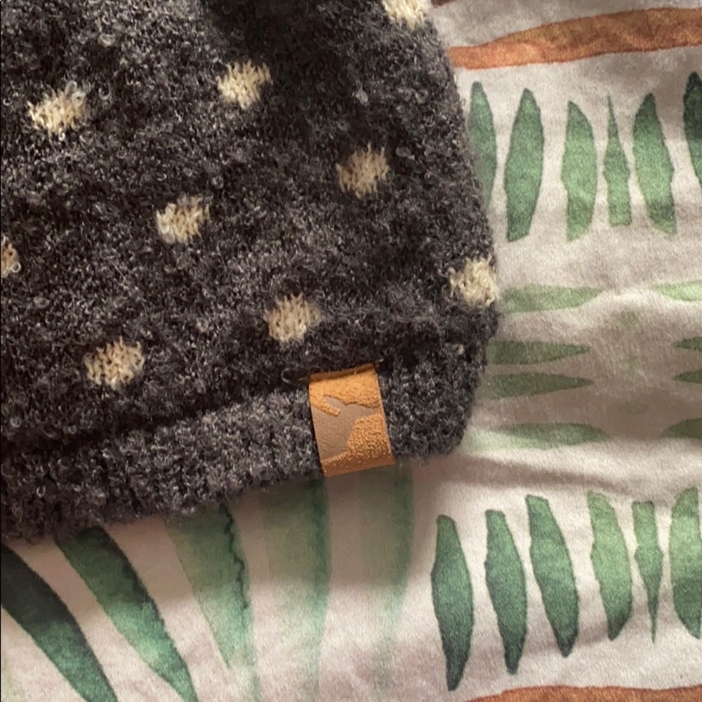 Warm hat - Picture 3 of 3